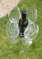 Vinglas/flaske holder på spyd. 1 Vinglas/flaske holder på spyd.